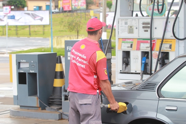 O PREFERIDO - Frentista abastece veículo em posto de Franca na última semana: quantidade de etanol consumida na cidade é o dobro em relação à de gasolina